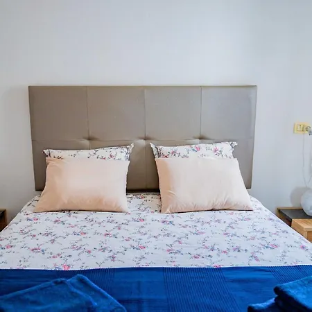 Sea Breeze Apartment *